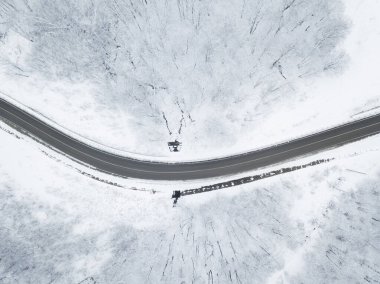 Drones Eye View - Güney Rusya 'daki yüksek dağ geçidinden gelen kış virajı yolu. Yoğun ormanda harika bir yolculuk..