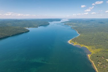 Angara Nehri, Sibirya 'da Listvyanka yakınlarındaki Baykal Gölü' nden ayrılan büyük bir nehirdir. Panoramik hava görüntüsü.