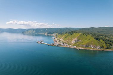 Baykal Gölü muhteşem mavi bir mücevherdir. Manzaralı dağlar ve ormanlarla süslenmiştir..