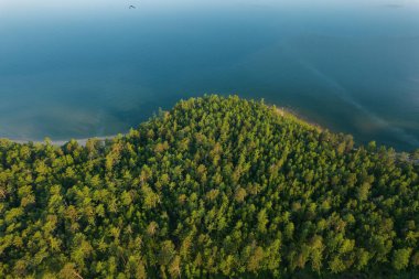 Baykal Gölü, Rusya 'nın Sibirya eyaletinin güneyinde yer alan bir yarık gölüdür. Baykal Gölü yaz manzarası. Dronlar Göz Görünümü.
