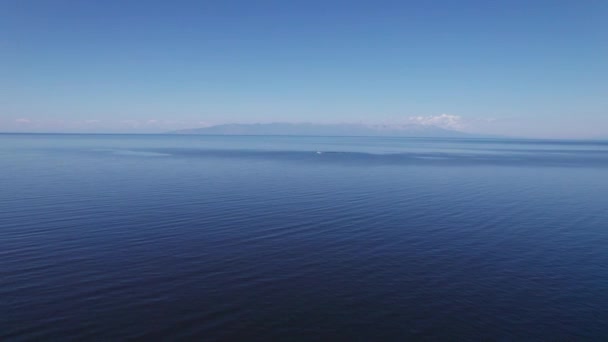 バイカル湖の夏の空撮画像バイカル湖は、南シベリア、ロシアバイカル湖の夏の風景ビューに位置するリフト湖です。ドローン・アイ・ビュー. — ストック動画