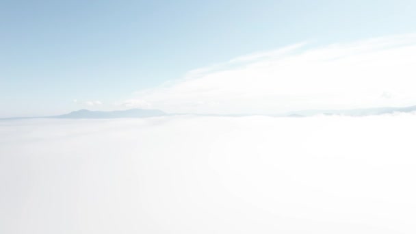 Volando a través de las nubes sobre las cimas de las montañas. Picos altos maravilloso amanecer amanecer paisaje natural — Vídeo de stock