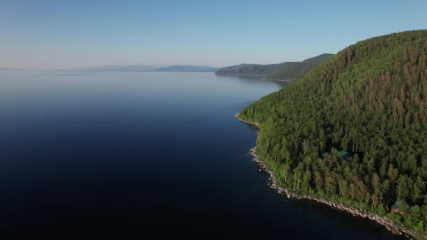 Letni ranek antenowy krajobraz jeziora Baikal jest szczelina jezioro położone w południowej Syberii, Rosja Baikal jezioro letni widok krajobrazowy. Drony Widok oczu. — Wideo stockowe