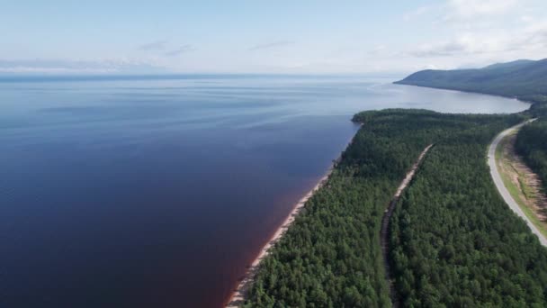 贝加尔湖夏季航拍图像是位于西伯利亚南部的一个裂谷湖，俄罗斯贝加尔湖夏季景观景观。无人机视景. — 图库视频影像