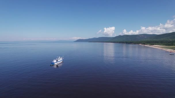 バイカル湖の夏の空撮画像バイカル湖は、南シベリア、ロシアバイカル湖の夏の風景ビューに位置するリフト湖です。ドローン・アイ・ビュー. — ストック動画