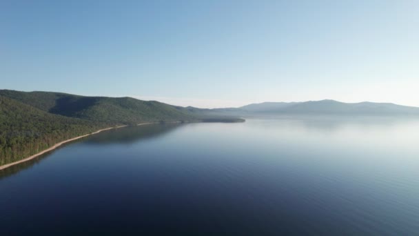 Estate mattina paesaggio aereo del lago Baikal è un lago spaccatura situato nel sud della Siberia, Russia Baikal vista lago paesaggio estivo. Droni Vista Occhio. — Video Stock