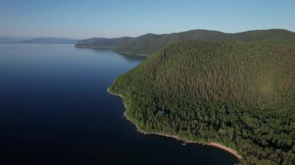 Letní večer letecké krajiny jezera Bajkal je trhlina jezero se nachází na jižní Sibiři, Rusko Bajkalské jezero letní krajiny pohled. Oční pohled Drones. — Stock video