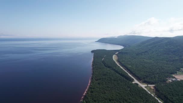 バイカル湖の夏の空撮画像バイカル湖は、南シベリア、ロシアバイカル湖の夏の風景ビューに位置するリフト湖です。ドローン・アイ・ビュー. — ストック動画