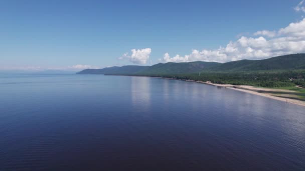 Letni obraz lotniczy jeziora Baikal jest szczelina jezioro położone w południowej Syberii, Rosja Baikal jezioro letni widok krajobrazowy. Drony Widok oczu. — Wideo stockowe