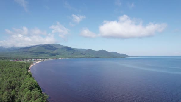 Letni obraz lotniczy jeziora Baikal jest szczelina jezioro położone w południowej Syberii, Rosja Baikal jezioro letni widok krajobrazowy. Drony Widok oczu. — Wideo stockowe