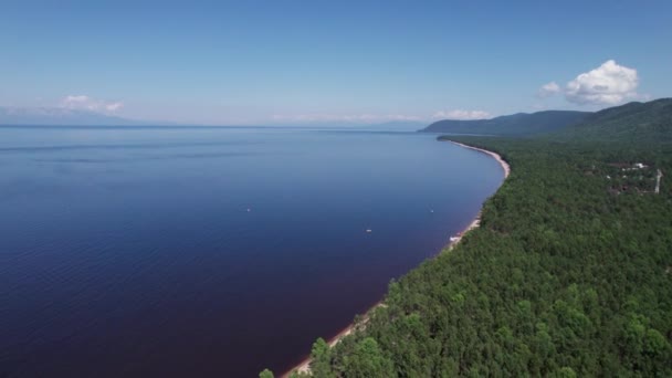 Letní letecké snímky jezera Bajkal je trhlina jezero se nachází na jižní Sibiři, Rusko Bajkalské jezero letní krajiny pohled. Oční pohled Drones. — Stock video