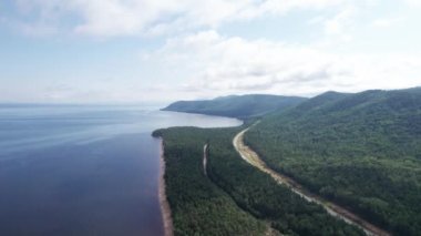 Baykal Gölü, Rusya 'nın Baykal Gölü' nün güney Sibirya bölgesinde yer alan bir yarık gölüdür. Dronlar Göz Görünümü.