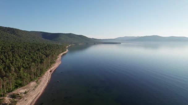 Sommermorgen Antennenlandschaft des Baikalsees ist ein Rift Lake in Südsibirien, Russland Baikalsee Sommer Landschaft Ansicht. Drohnen aus der Vogelperspektive. — Stockvideo