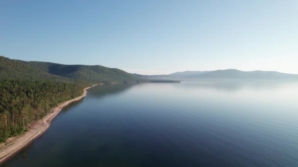 Paisaje aéreo de verano por la mañana del lago Baikal es un lago fracturado situado en el sur de Siberia, Rusia Lago Baikal vista paisaje de verano. Drones Vista de ojos. — Vídeo de stock