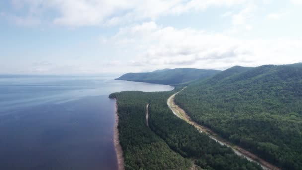 Imagens aéreas de verão do Lago Baikal é um lago de fendas localizado no sul da Sibéria, Rússia Baikal lago vista paisagem de verão. Vista para os olhos dos drones. — Vídeo de Stock