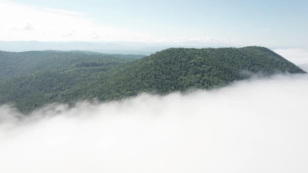 Πετώντας μέσα από τα σύννεφα πάνω από βουνοκορφές. Υψηλή κορυφές υπέροχο πρωινό ανατολή φυσικό τοπίο — Αρχείο Βίντεο
