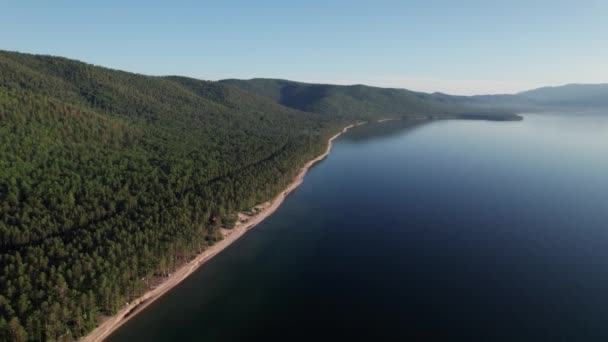 バイカル湖の夏の朝の空中風景バイカル湖は、南シベリア、ロシアバイカル湖の夏の風景ビューに位置する裂け目の湖です。ドローン・アイ・ビュー. — ストック動画