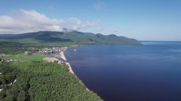 L'imagerie aérienne estivale du lac Baïkal est un lac de faille situé dans le sud de la Sibérie, en Russie. Vue des yeux des drones. — Video