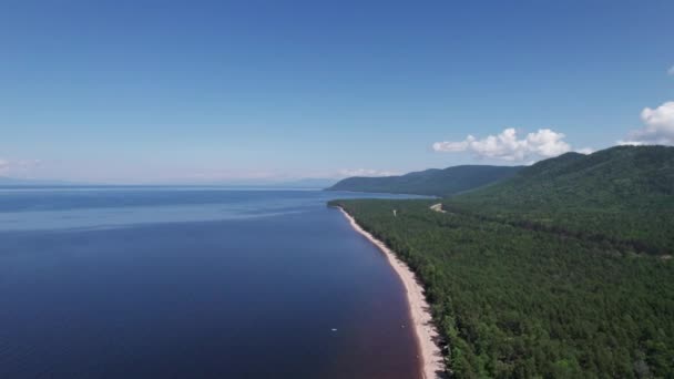バイカル湖の夏の空撮画像バイカル湖は、南シベリア、ロシアバイカル湖の夏の風景ビューに位置するリフト湖です。ドローン・アイ・ビュー. — ストック動画