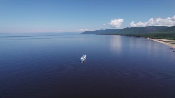 Sommartid flygbilder av sjön Baikal är en spricka sjö som ligger i södra Sibirien, Ryssland Bajkalsjön sommarlandskap utsikt. Drönare Ögonutsikt. — Stockvideo