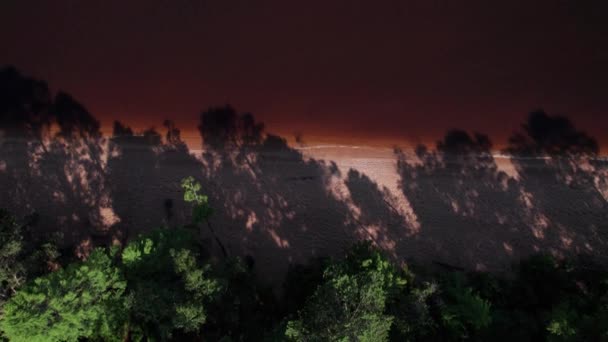 Vista dall'alto verso il basso della linea costiera Lago Baikal è un lago spaccatura situato nel sud della Siberia, Russia Baikal vista lago paesaggio estivo. Droni Vista Occhio. — Video Stock