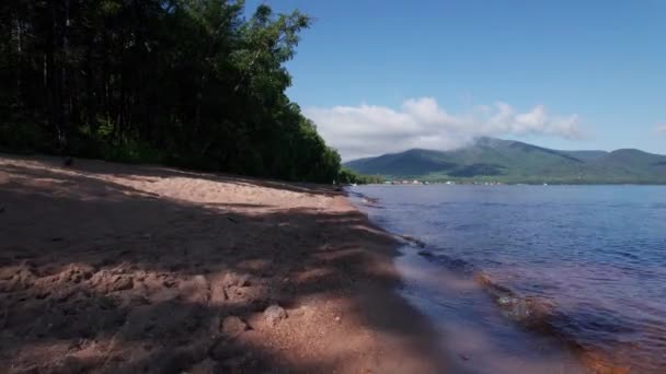 バイカル湖の夏の空撮画像バイカル湖は、南シベリア、ロシアバイカル湖の夏の風景ビューに位置するリフト湖です。ドローン・アイ・ビュー. — ストック動画