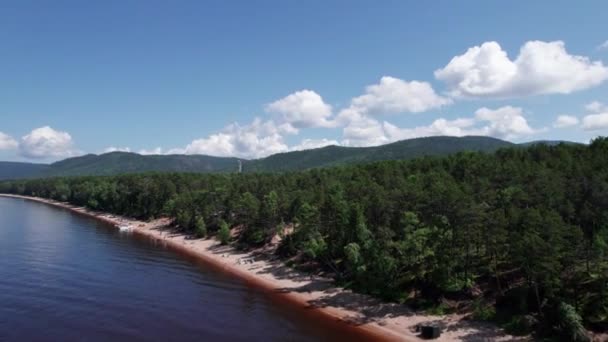 バイカル湖の夏の空撮画像バイカル湖は、南シベリア、ロシアバイカル湖の夏の風景ビューに位置するリフト湖です。ドローン・アイ・ビュー. — ストック動画