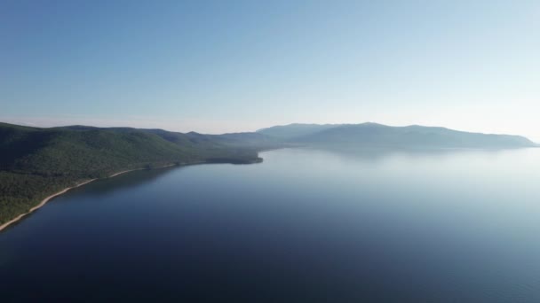 Paysage aérien d'été soir du lac Baïkal est un lac de faille situé dans le sud de la Sibérie, Russie lac Baïkal vue paysage d'été. Vue des yeux des drones. — Video