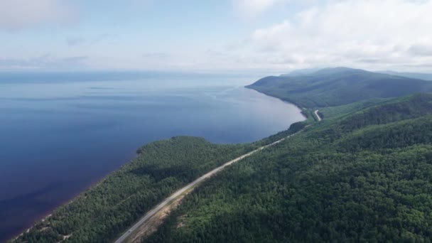 Letní letecké snímky jezera Bajkal je trhlina jezero se nachází na jižní Sibiři, Rusko Bajkalské jezero letní krajiny pohled. Oční pohled Drones. — Stock video