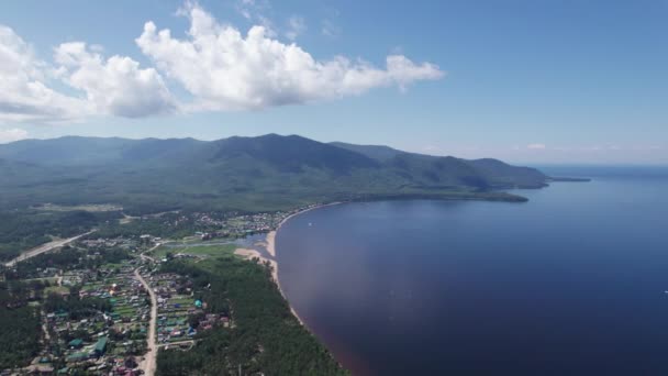 Sommartid flygbilder av sjön Baikal är en spricka sjö som ligger i södra Sibirien, Ryssland Bajkalsjön sommarlandskap utsikt. Drönare Ögonutsikt. — Stockvideo