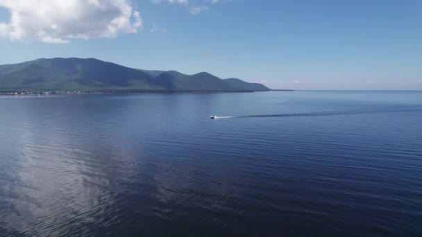 Estate immagini aeree del lago Baikal è un lago spaccatura situato nel sud della Siberia, Russia Baikal vista lago paesaggio estivo. Droni Vista Occhio. — Video Stock
