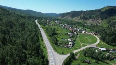 Batı Sibirya 'nın dolambaçlı yolu.