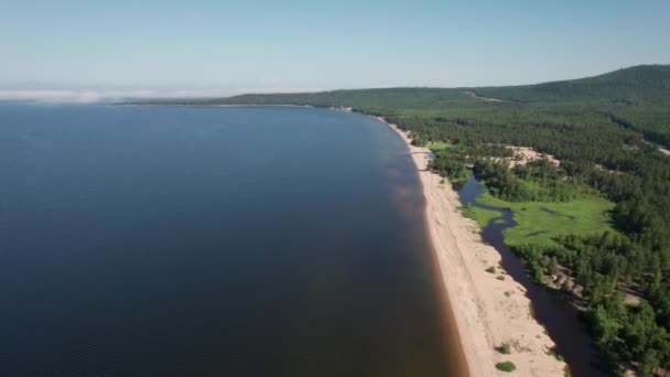 Letni wizerunek jeziora Bajkał jest szczelinowym jeziorem położonym w południowej Syberii, Rosja Letni widok jeziora Bajkał z klifu w pobliżu Zatoki Babci. Drony Widok oczu. — Wideo stockowe