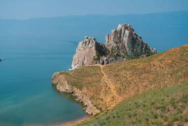 Olkhon Adası 'ndaki kayalıklar. Baykal Gölü, Rusya 'nın güneyinde yer alan bir yarık gölüdür. Dünyadaki en büyük tatlı su gölü. Dünyanın Doğal Mucizesi.