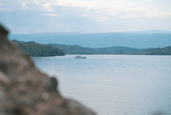 El lago Baikal es un lago fracturado situado en el sur de Siberia, Rusia. El lago de agua dulce más grande en volumen en el mundo. Una maravilla natural del mundo. — Foto de Stock
