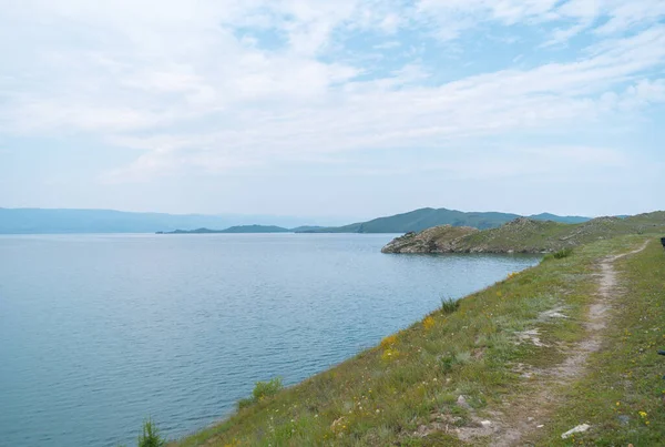 El lago Baikal es un lago fracturado situado en el sur de Siberia, Rusia. El lago de agua dulce más grande en volumen en el mundo. Una maravilla natural del mundo. — Foto de Stock