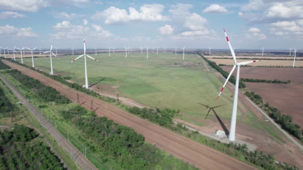 Vista aérea da turbina eólica é uma fonte de energia sustentável e renovável popular no céu nublado bonito. Turbinas eólicas geradoras de energia renovável limpa para o desenvolvimento sustentável. — Vídeo de Stock