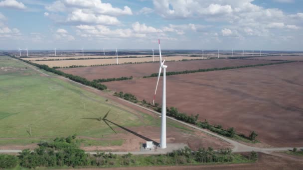 Veduta aerea della turbina eolica è una popolare fonte di energia sostenibile e rinnovabile sul bellissimo cielo nuvoloso. Turbine eoliche che generano energia rinnovabile pulita per lo sviluppo sostenibile. — Video Stock