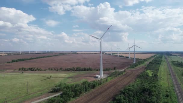 Vista aérea da turbina eólica é uma fonte de energia sustentável e renovável popular no céu nublado bonito. Turbinas eólicas geradoras de energia renovável limpa para o desenvolvimento sustentável. — Vídeo de Stock