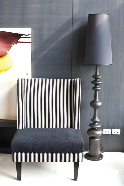 En modern grå soffa och en retro lampa Royaltyfria Stockbilder