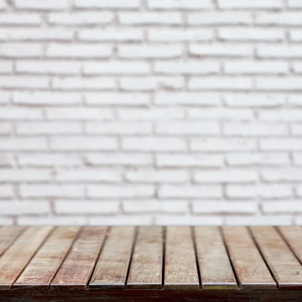 Wooden empty table with brick wall Stockbild