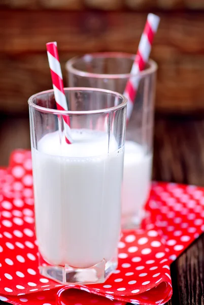 Čerstvé mléko v brýlích — Stock fotografie