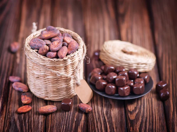 Ziarno kakaowca i cukierki czekoladowe — Zdjęcie stockowe