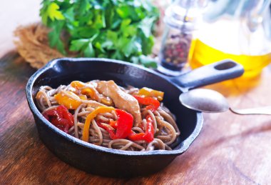 tavada kızarmış soba