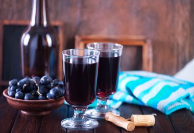 üzüm bardaklarda şarap