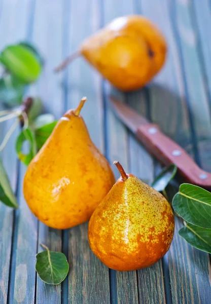 Fresh pears and knife — Stock Photo, Image