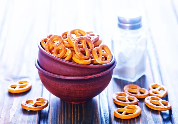 Kabın içinde bira için simit — Stok fotoğraf