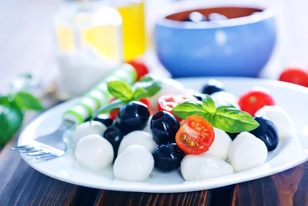 Моцарелла с помидорами и оливками — стоковое фото