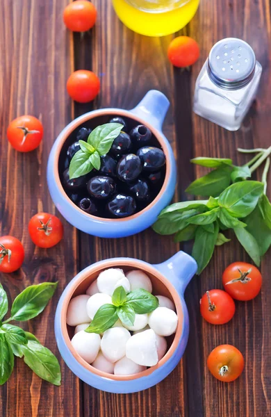 Моцарелла и черные оливки — стоковое фото