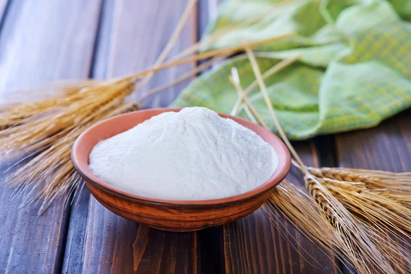 Floour gandum putih dalam mangkuk — Stok Foto